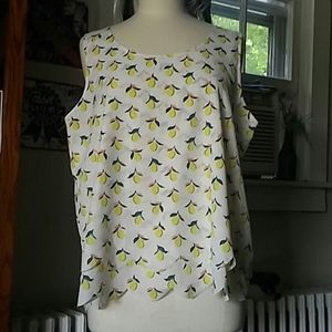 Lite sleeveless top with lemon print